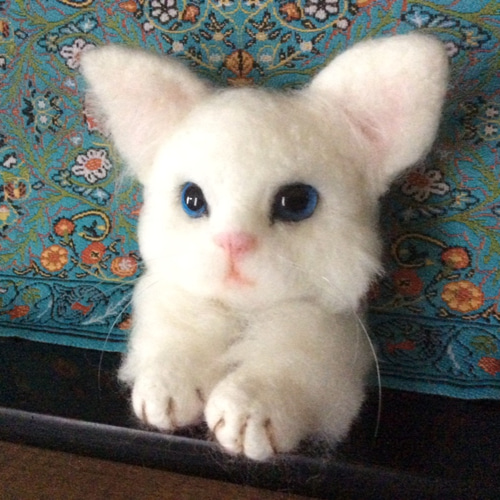 羊毛フェルト猫 白猫ブローチ 碧眼の白猫ブローチ 羊毛フェルト コーギー大好きママ 通販