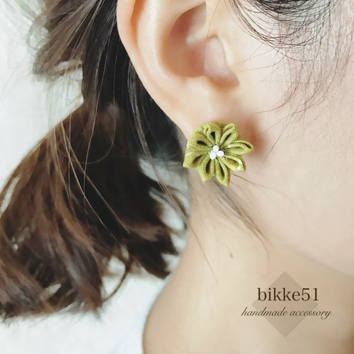 金盞花 (きんせんか) 華のピアス〈つまみ細工〉 ピアス