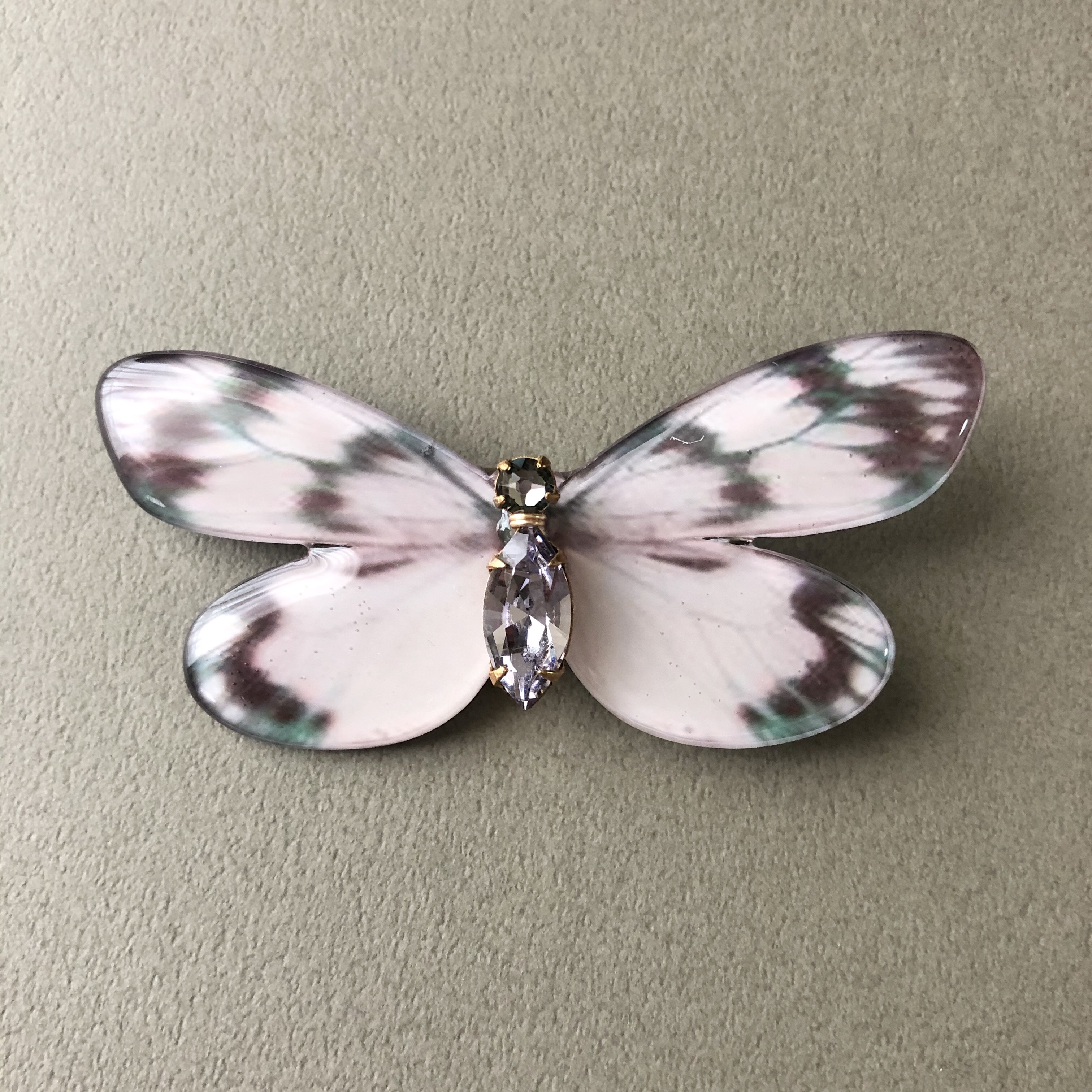 White wide蝶ブローチ