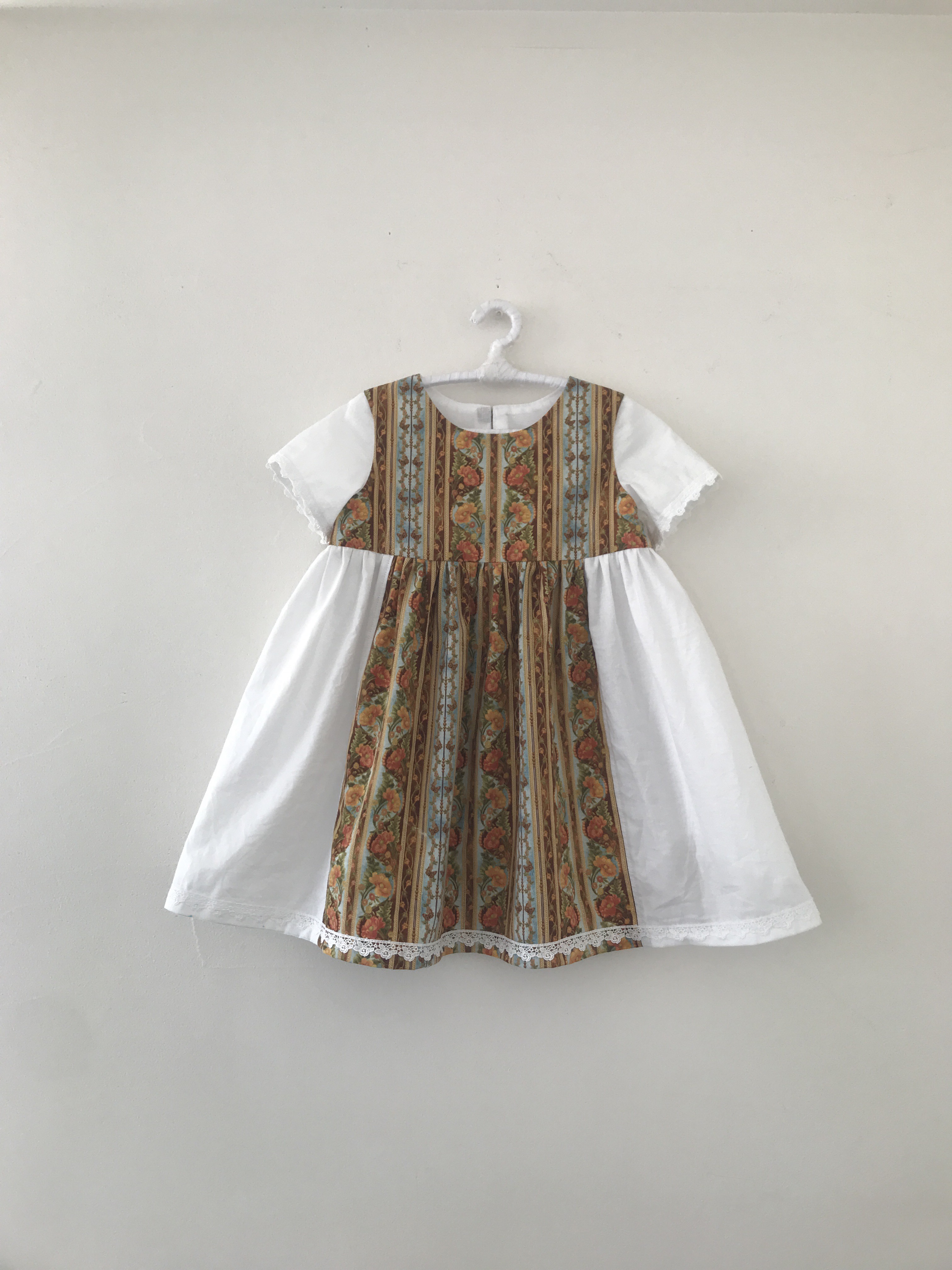 子供服　女の子ワンピース　花柄と白のコンビ　size100