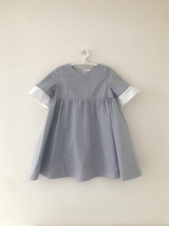 子供服女の子ワンピース size100 グレーに白柄 1枚目の画像