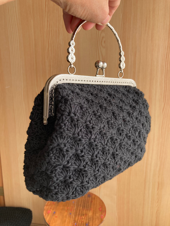 松編み模様が美しい黒のがまぐちバッグ 1枚目の画像