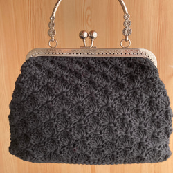 松編み模様が美しい黒のがまぐちバッグ 2枚目の画像