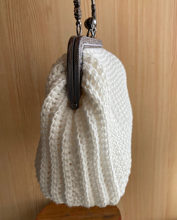 編み模様が美しい白のがまぐちバッグ 4枚目の画像