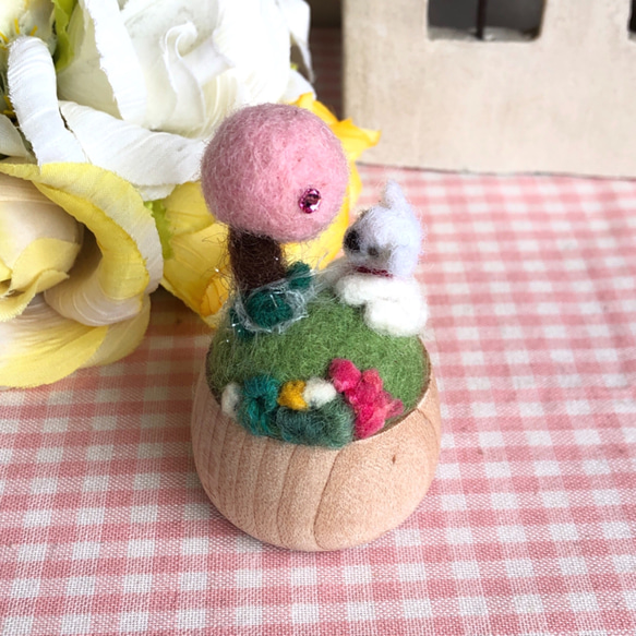 羊毛フェルトピンクッション・お花見わんちゃん 羊毛フェルト ベガの  