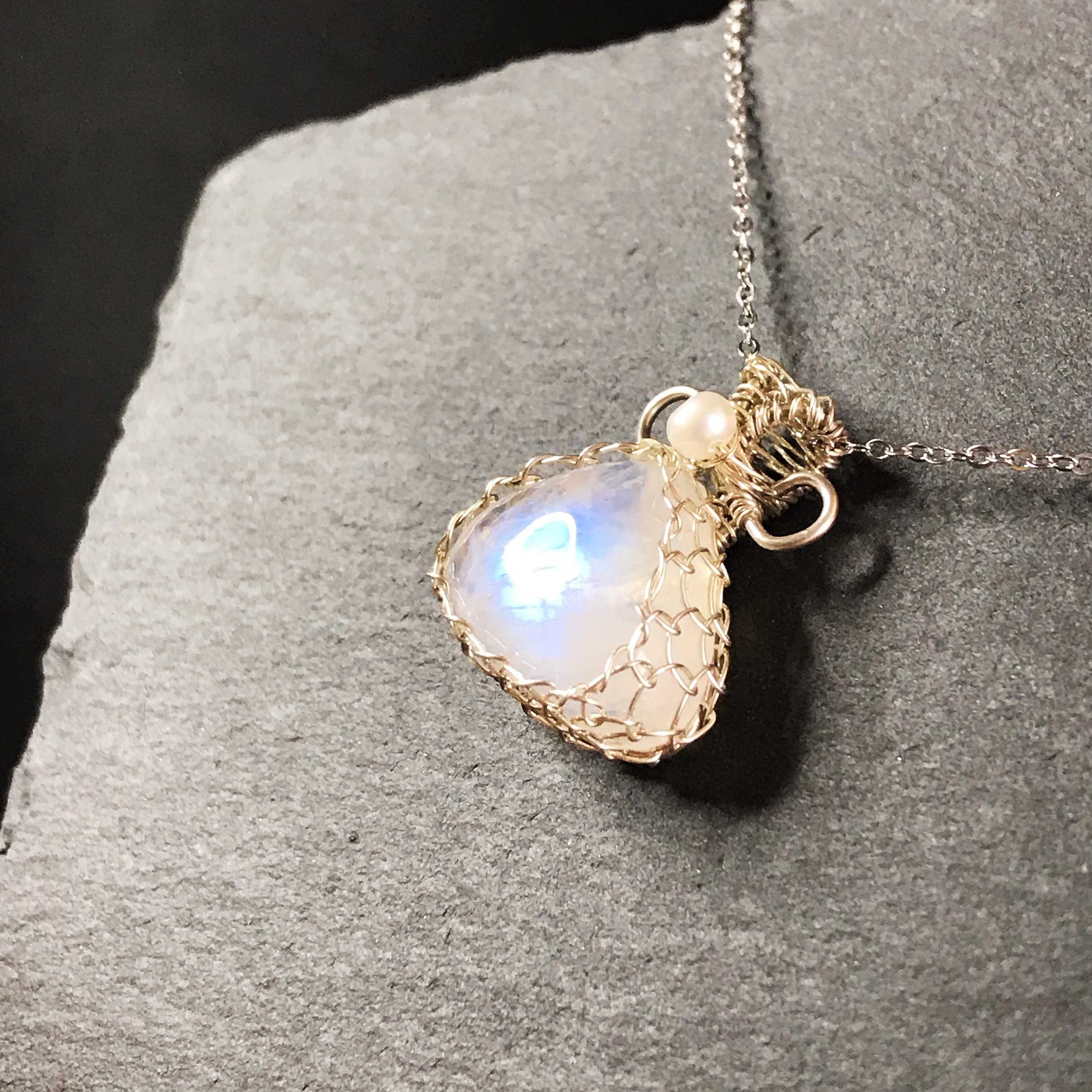 イギリス発送　ハイクォリティ  レインボームーンストーン　ワイヤーネックレス　ヒーリング　ハンドメイド