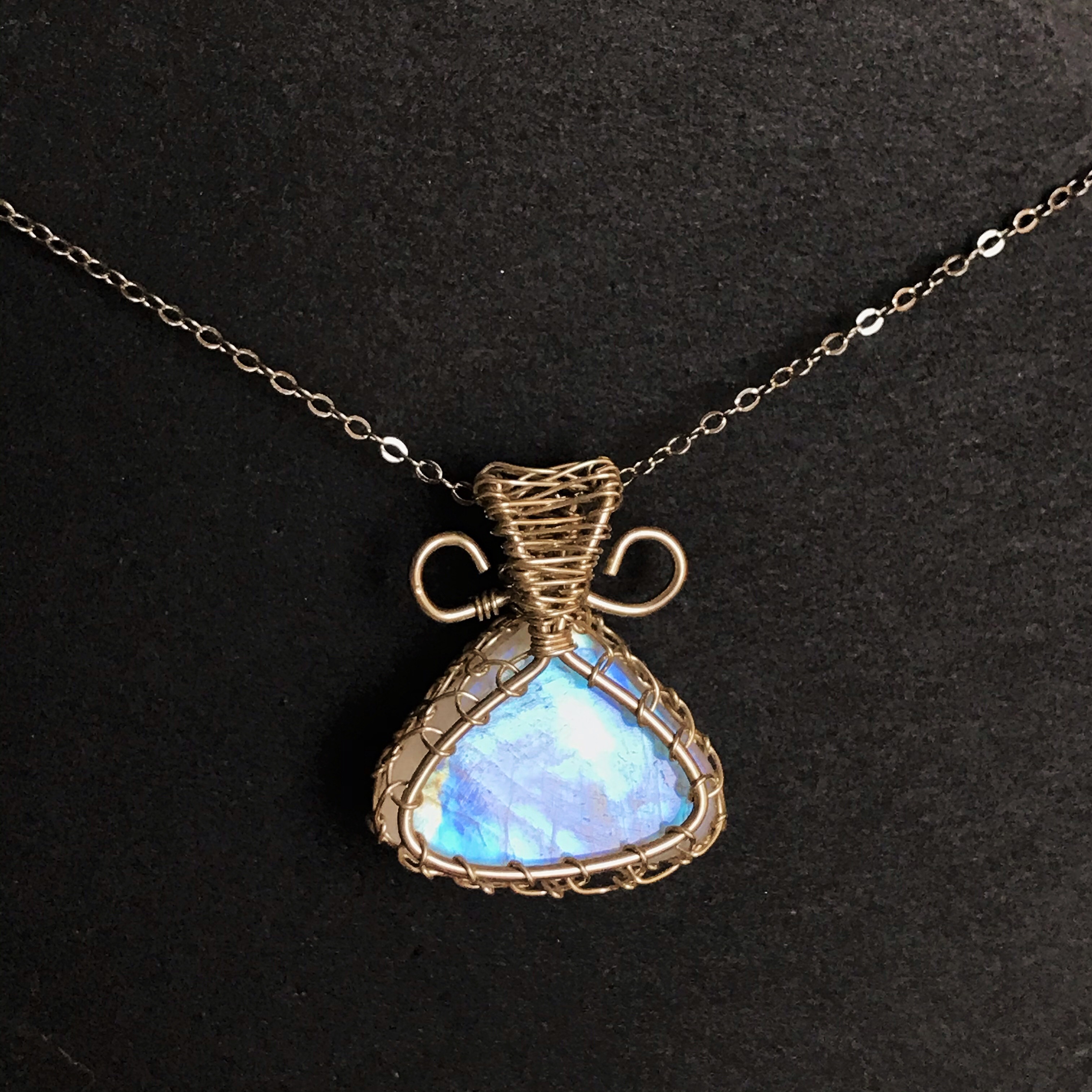 イギリス発送　ハイクォリティ  レインボームーンストーン　ワイヤーネックレス　ヒーリング　ハンドメイド