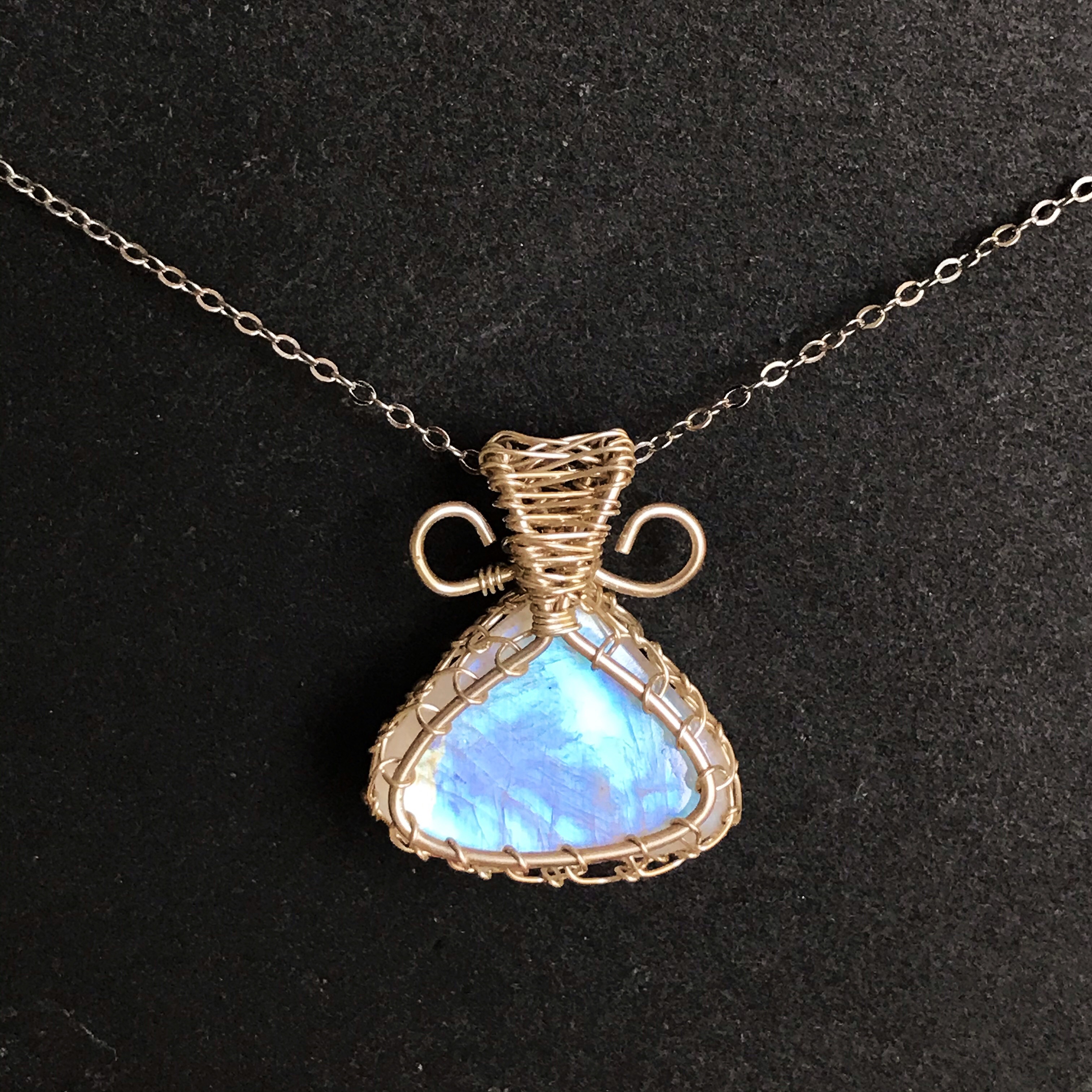 イギリス発送　ハイクォリティ  レインボームーンストーン　ワイヤーネックレス　ヒーリング　ハンドメイド