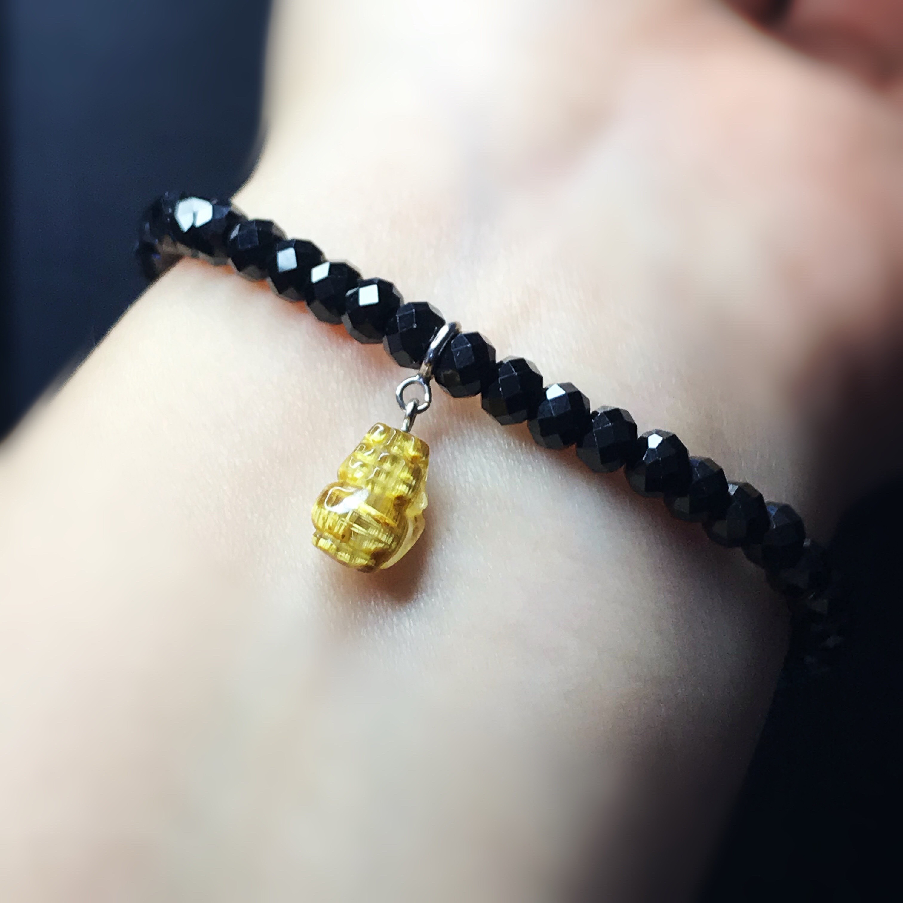 イギリス発送　ハイクォリティ 天然ブラックスピネル　ブレスレット 貔貅さんチャム付き　豪華 上品