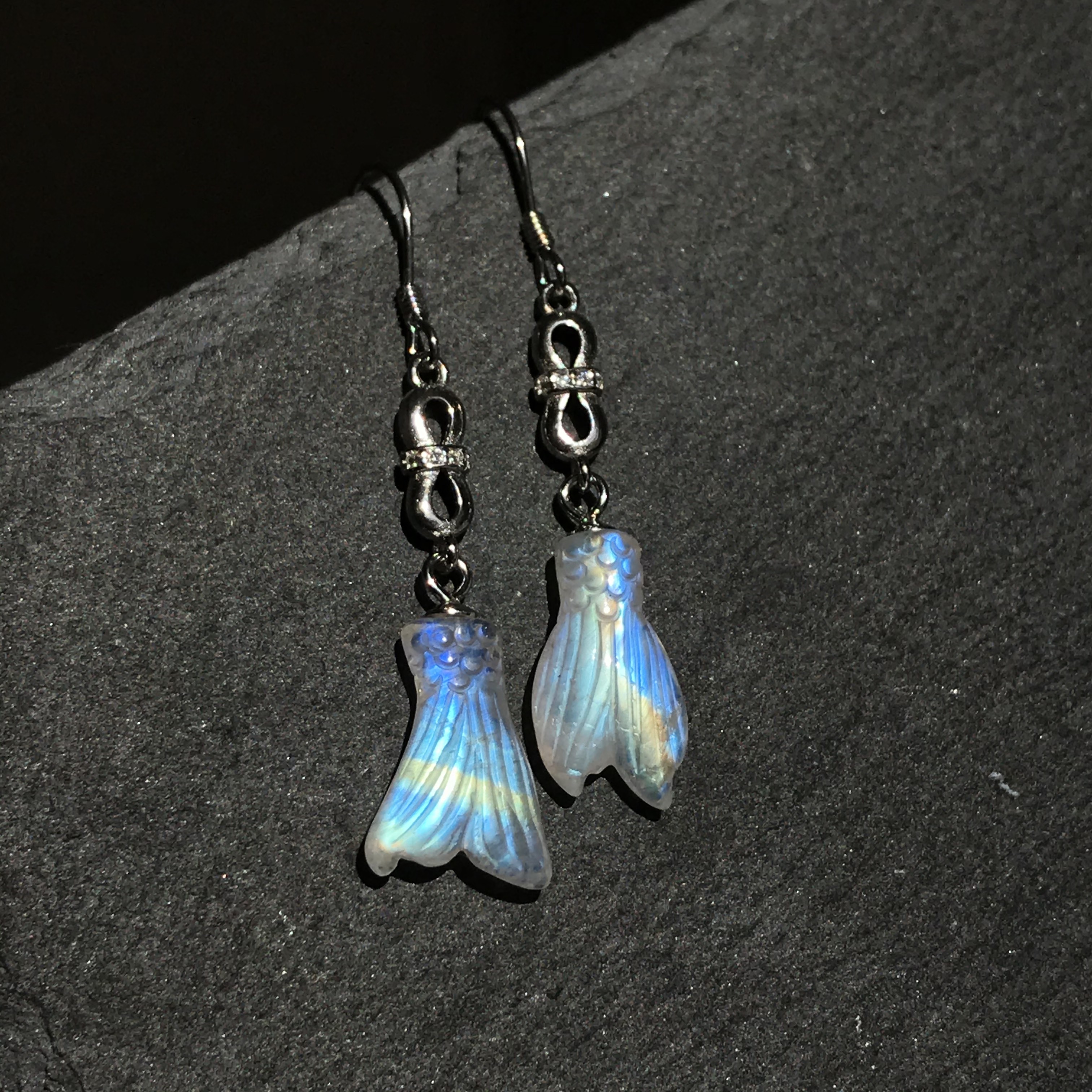 イギリス発　レインボームーンストーン　ホエールテールピアス ブルーシーラー Silver925 ハンドメイド