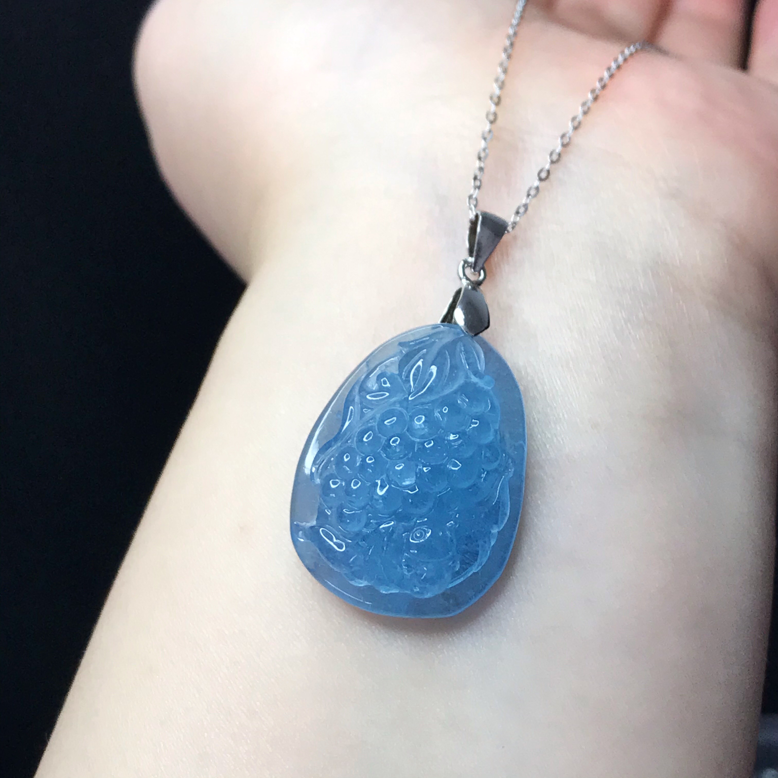 氷並みディープブルー 手彫作品　葡萄　サンタマリア アクアマリン ペンダント 縁起良い Silver925