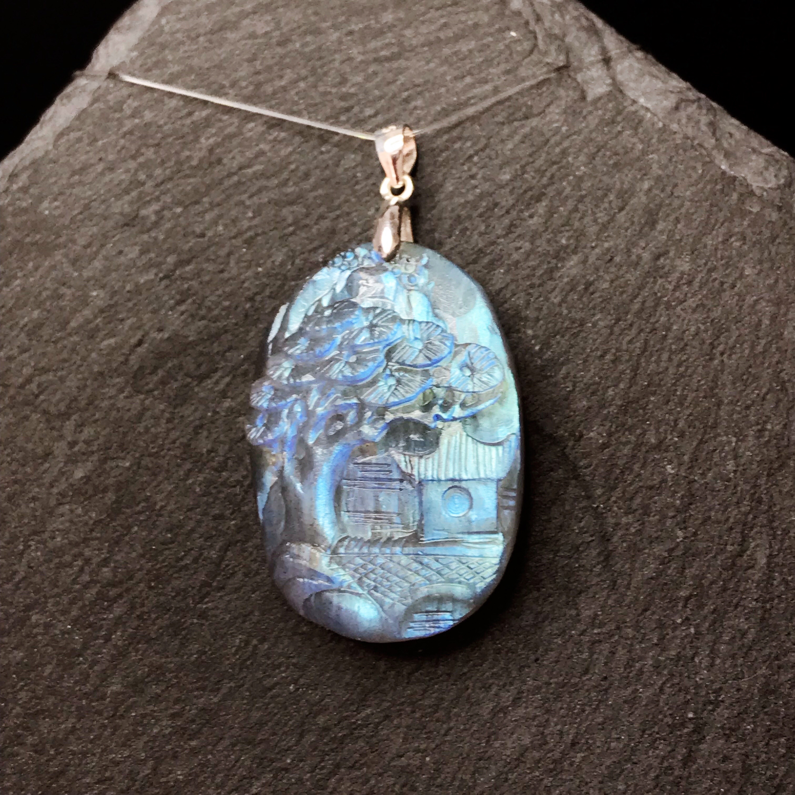 イギリス発送　トップグレード　天然ラブラドライトペンダント　手彫作品　景色 希少 豪華　一期一会　縁起物　希少品種 14,288円