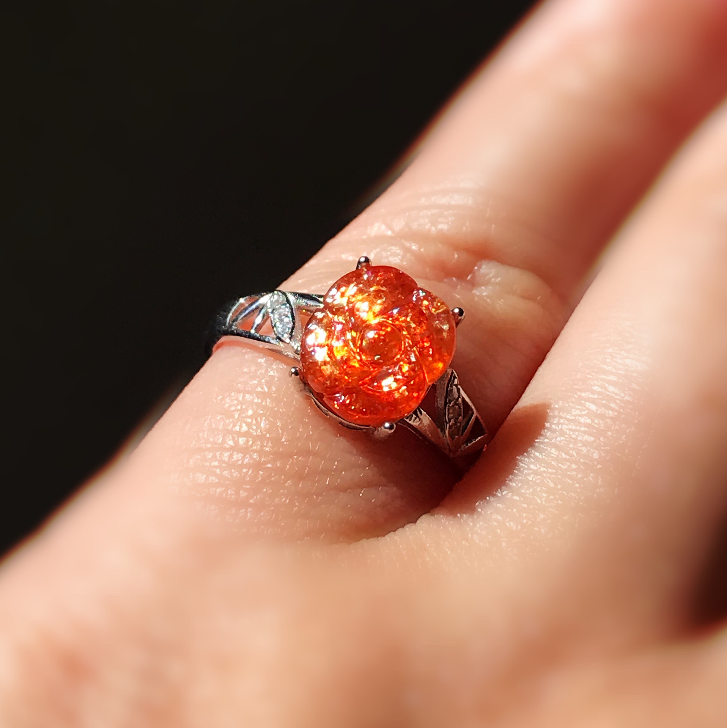 イギリス発送　希少タンザニア産「勝利の石」 トップグレード ゴールドサンストーン 手彫り　お花指輪 リング カービング