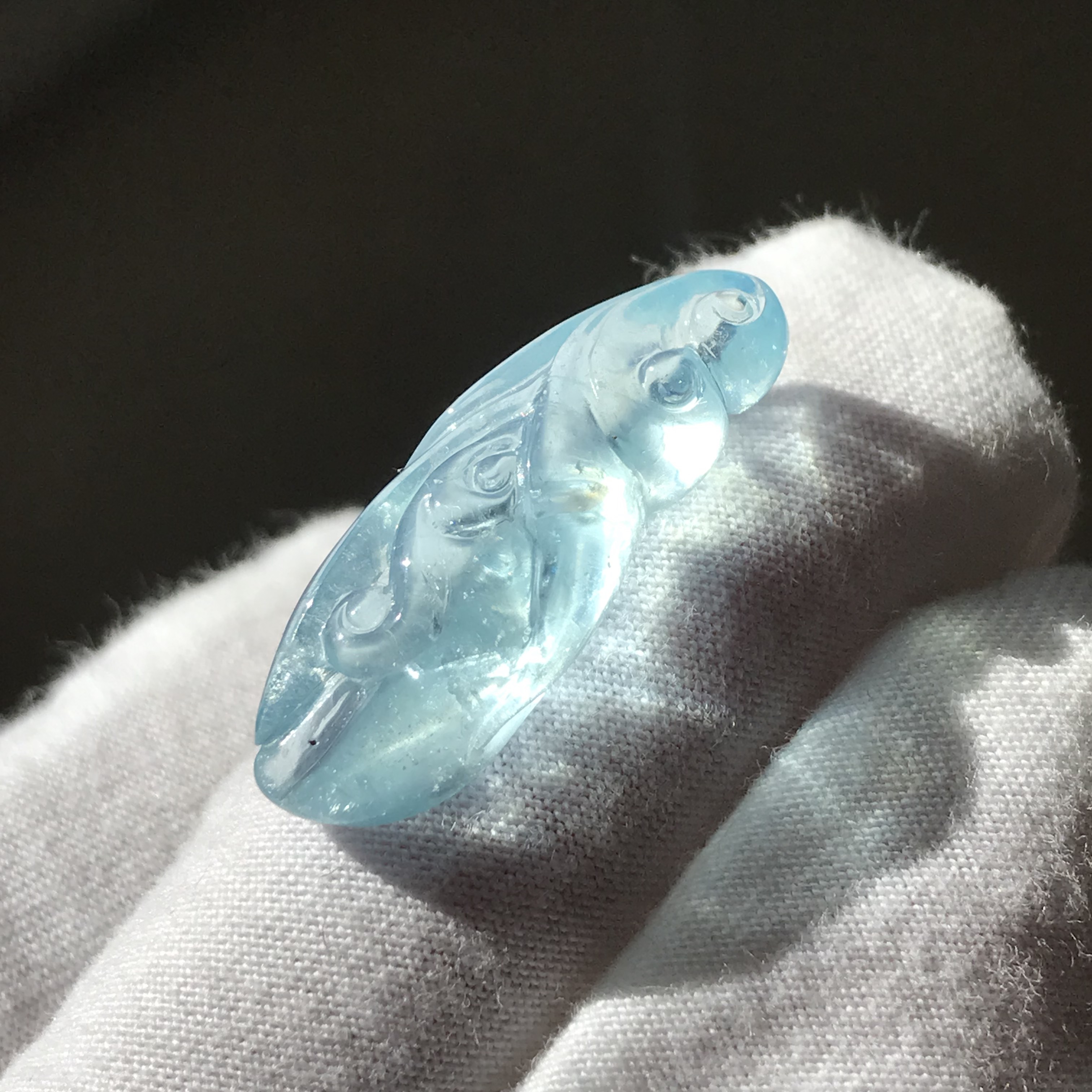 イギリス発送 透明度抜群 ハイクォリティ サンタマリアアクアマリン 手彫りペンダント 手彫 波 風水 縁起いい 天然石