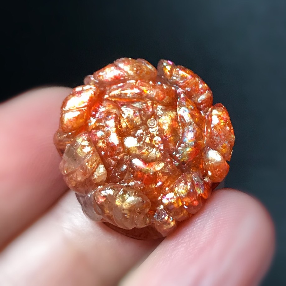 希少タンザニア産「勝利の石」 トップグレード ゴールドサンストーン Gigサイズ 手彫り牡丹の花