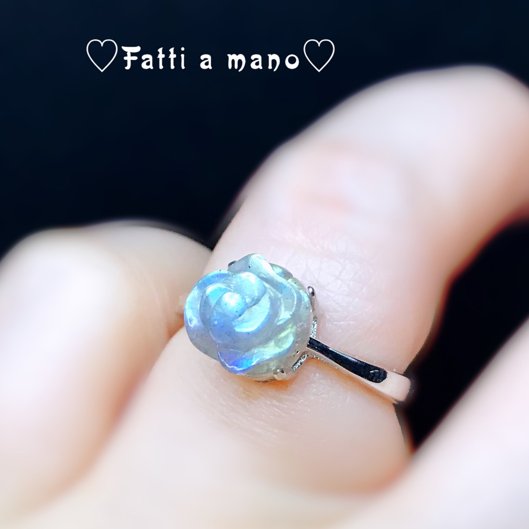 イギリス発送　可愛い ハンドメイド 手彫り ハイクォリティ リング 薔薇指輪 宇宙からのメッセージ 虹色 上品