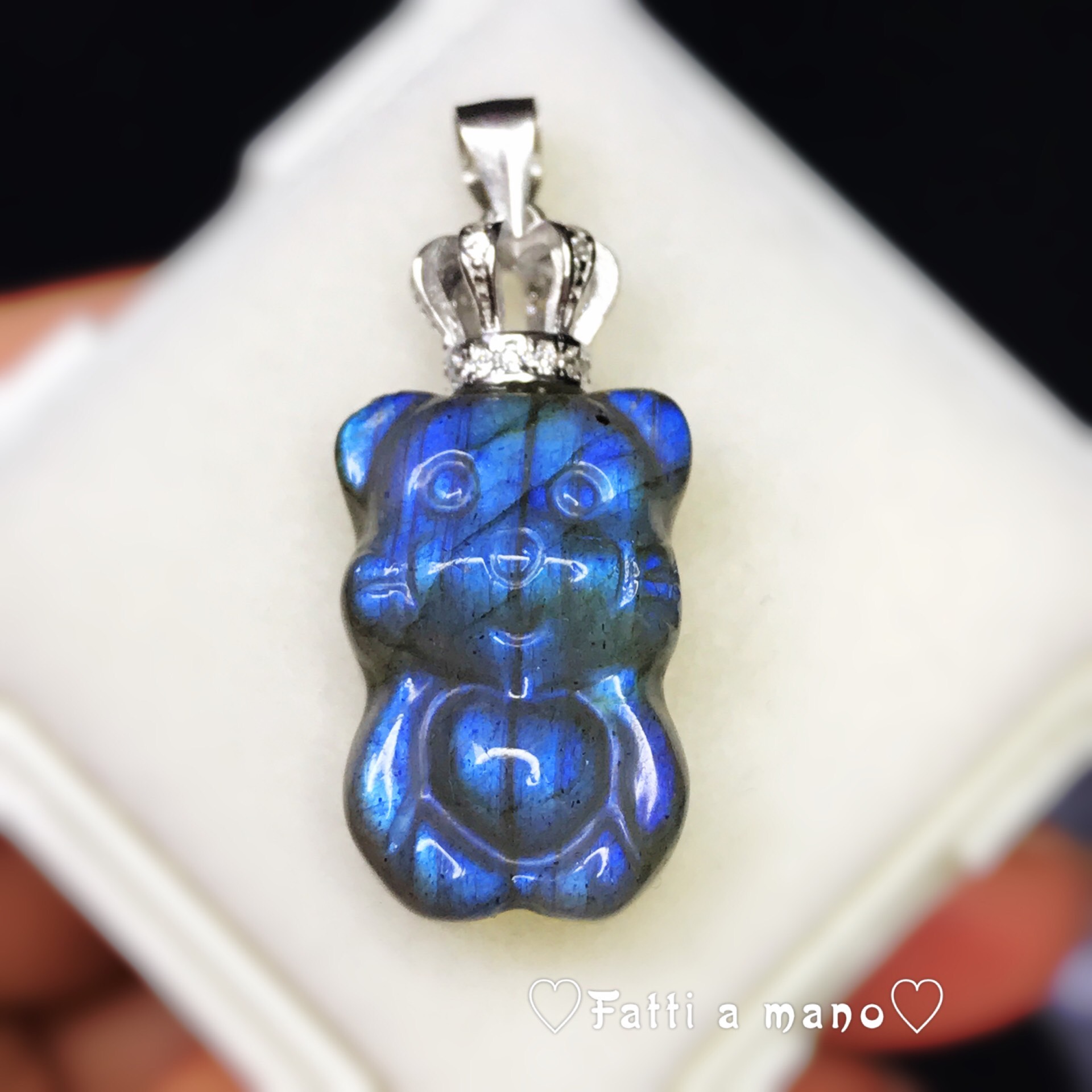 限定手彫り　送料無料　ロイヤルブルーラブラドライト　王冠を被るティディベア　可愛い　シラーあり 宇宙からのメッセージ