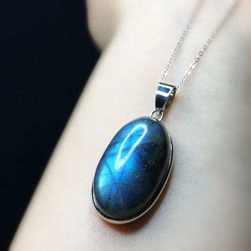 大ぶり1点 シラー綺麗個性的ラブラドライトハートカットのネックレストップ