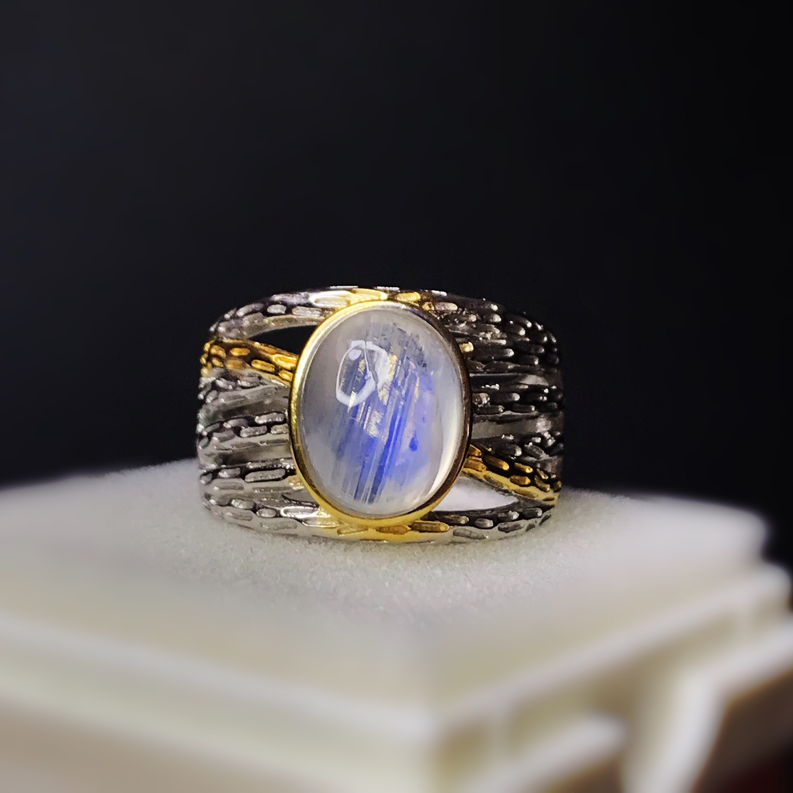 イギリス発送　手彫り　ハイクォリティ ホワイトラブラドライト　デザインリング ブルーシラー Silver925