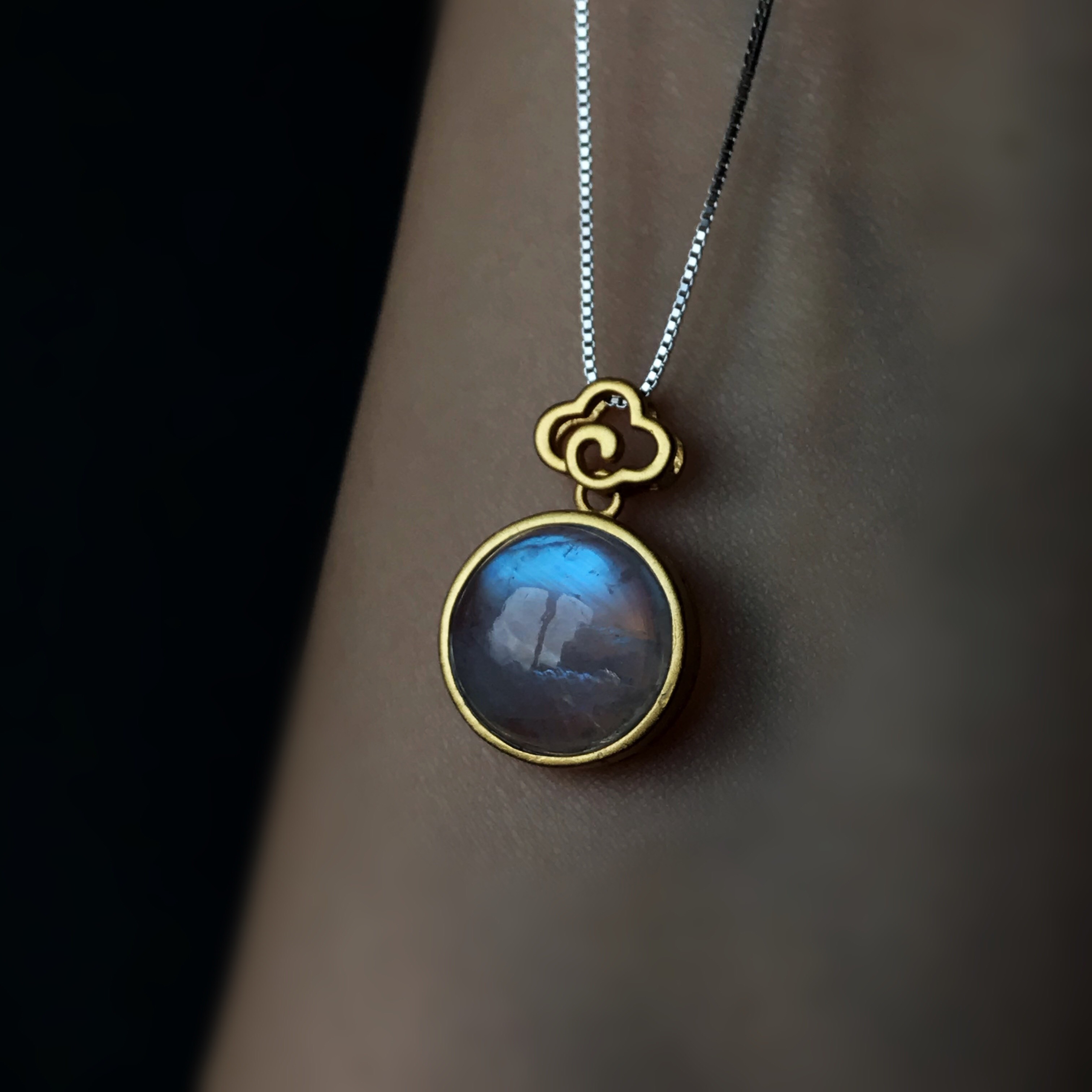 イギリス発送　手彫り　デザイン　レインボームーンストーンペンダント　ブルーシラー Silver925 神々しい