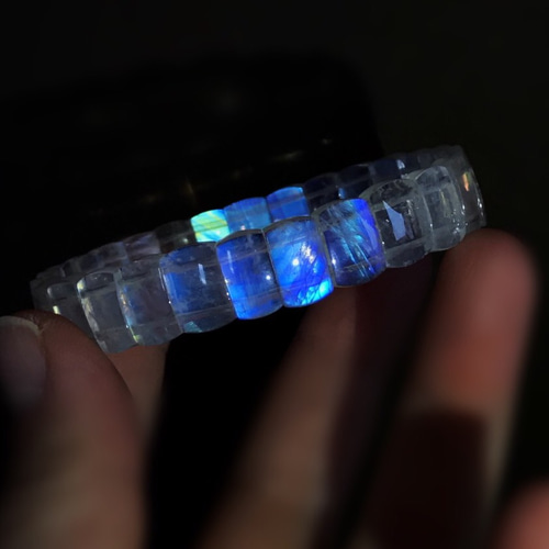 青くは光る！レインボームーンストーンたん！ お客さま専用】レインボームーンストーン0.64ct☆お問合せ特別