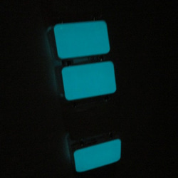 紫外線で色が変わる＆暗闇で光るカラーチェンジビーズブレスレット●ライトブルー系カラー 4枚目の画像
