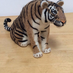 Tiger/虎・羊毛フエルト・トラ座像 3枚目の画像