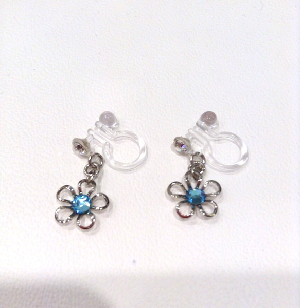 ブルーのお花のイヤリング（ノンホールピアス） 2枚目の画像