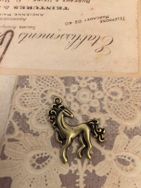 たなびく馬のチャーム(金古美色）小4個入り 1枚目の画像