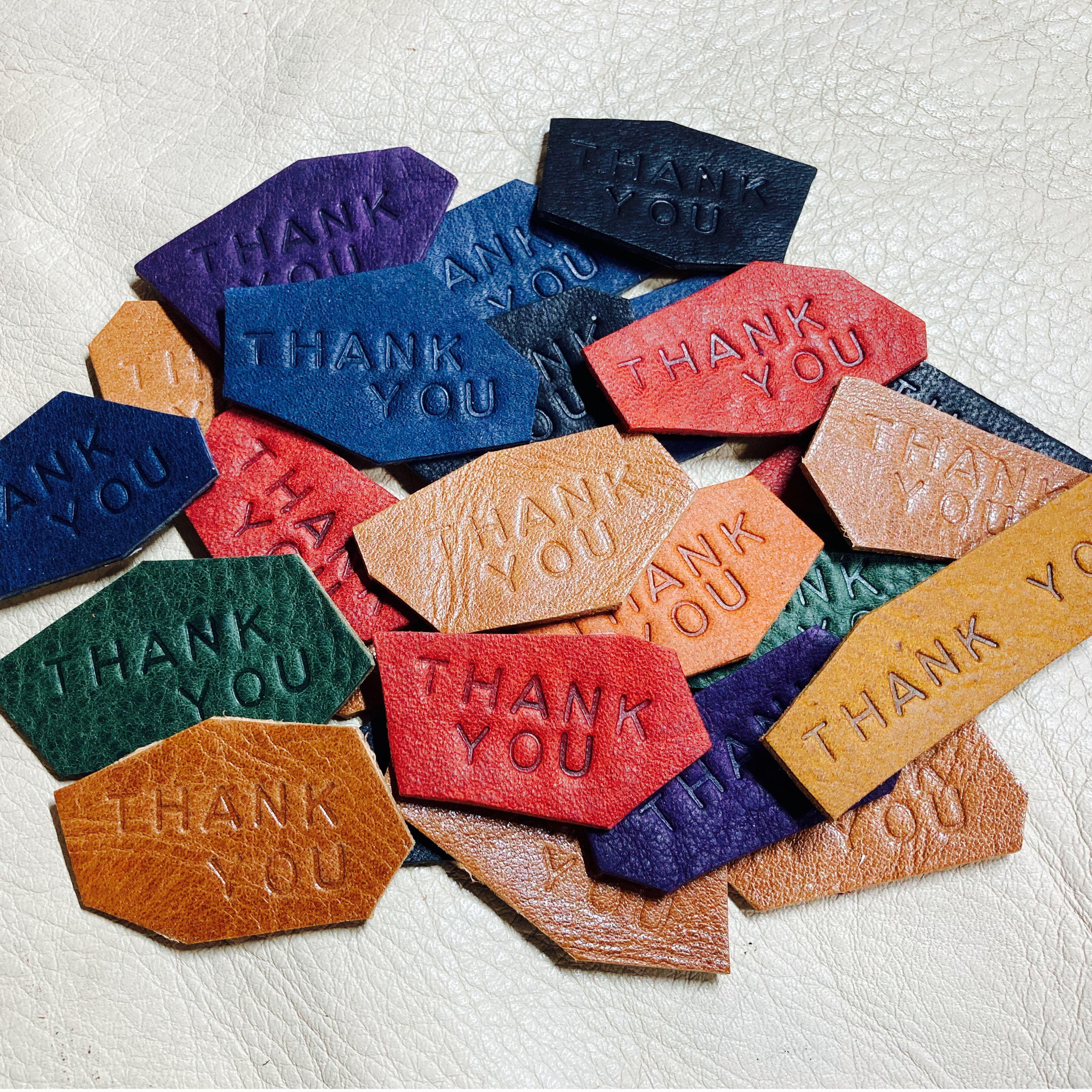 デザインタグ ハラコとリボンの革タグチャーム レザータグ650