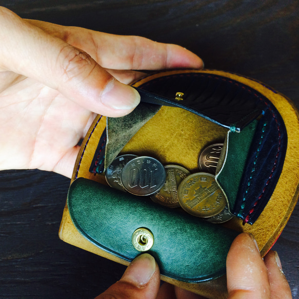 収納に優れたコロンとした丸型デザインの二つ折り財布〜動画説明あり〜 4枚目の画像