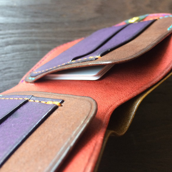 収納に優れたコロンとした丸型デザインの二つ折り財布〜動画説明あり〜 8枚目の画像