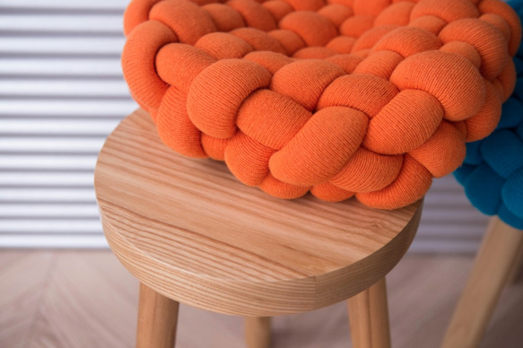 Chunky Knit Wood Stool - Embolism 3枚目の画像