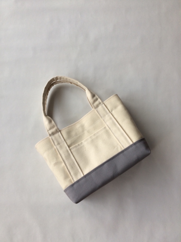 (M)ちょうどいいサイズのトートバッグ 「 the bottom 」( 生成り×ライトグレー)