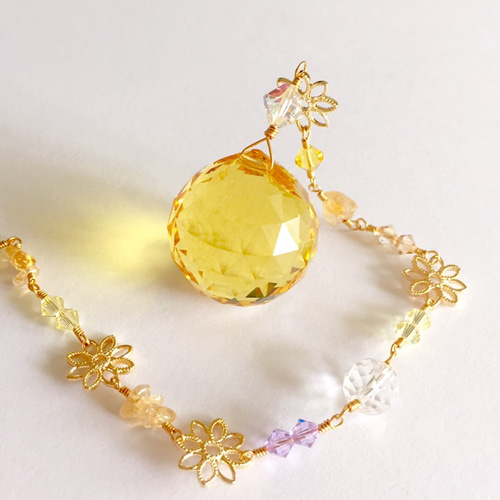 幸せの花いっぱい♡スワロフスキーライトトパーズのサンキャッチャー