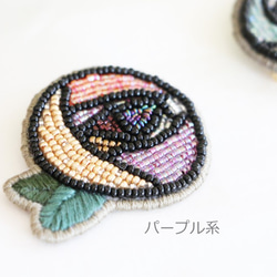 バラのビーズ刺繍ブローチ　パープル/ブルー 2枚目の画像