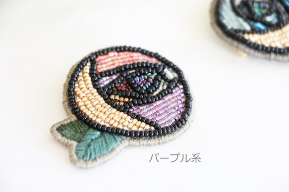 バラのビーズ刺繍ブローチ　パープル/ブルー 2枚目の画像