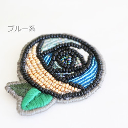 バラのビーズ刺繍ブローチ　パープル/ブルー 3枚目の画像