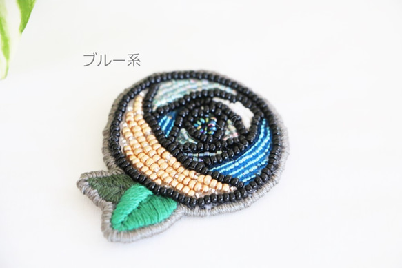 バラのビーズ刺繍ブローチ　パープル/ブルー 3枚目の画像