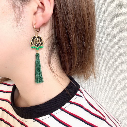 一輪挿しの薔薇のタッセルピアス、イヤリング ピアス（フック 