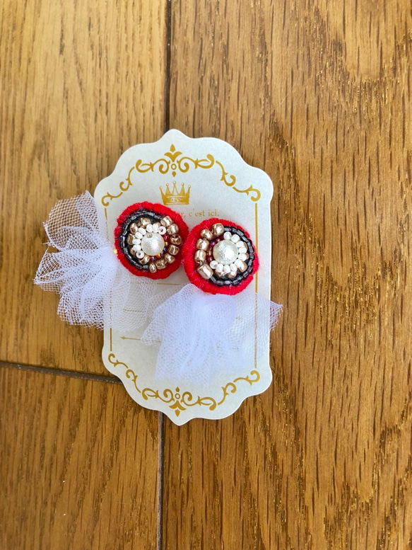 ビーズ刺繍とチュールのピアス/イヤリング 1枚目の画像