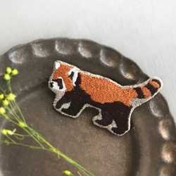 レッサーパンダ刺繍ブローチ【受注制作】 1枚目の画像