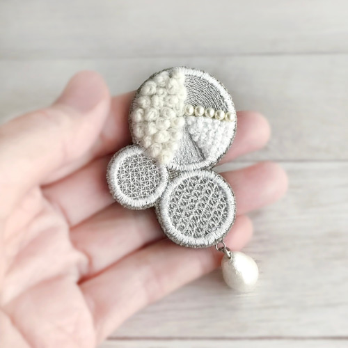幾何学模様の刺繍ブローチ（ホワイト）【受注制作】 ブローチ jumelle