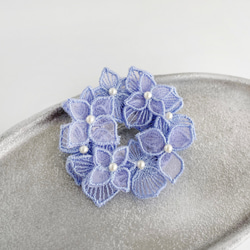 オーガンジー刺繍 紫陽花ブローチ(ライラック色)【受注制作】 1枚目の画像
