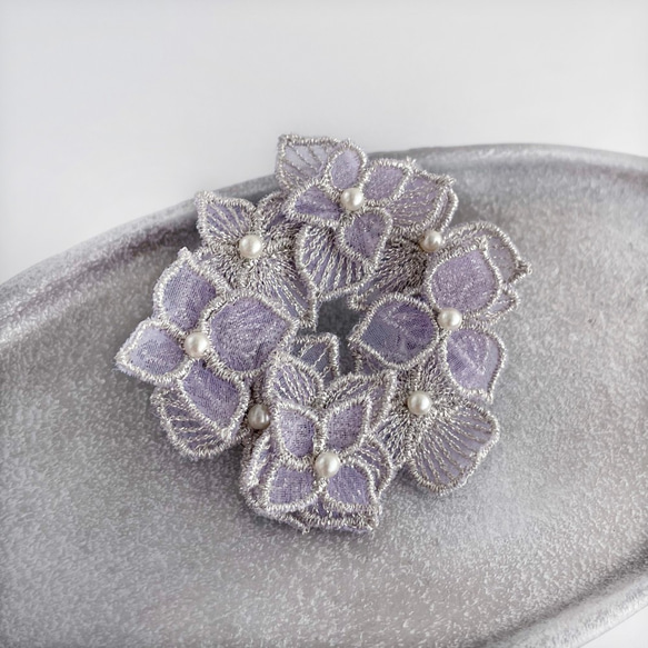 オーガンジー刺繍 紫陽花ブローチ(シルバー)【受注制作】 10枚目の画像