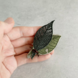 葉っぱオーガンジー刺繍ブローチ(フォレストグリーン)【受注制作】 3枚目の画像