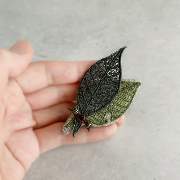葉っぱオーガンジー刺繍ブローチ(フォレストグリーン)【受注制作】 3枚目の画像