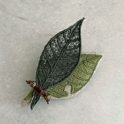 葉っぱオーガンジー刺繍ブローチ(フォレストグリーン)【受注制作】 4枚目の画像