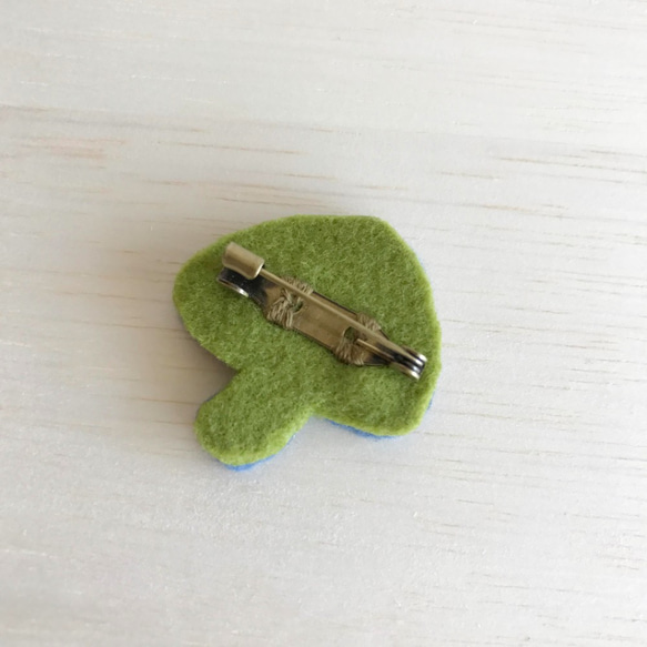 小さなきのこ刺繍ブローチ 2枚目の画像