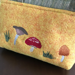 きのこ刺繍のがま口ミニバッグ 3枚目の画像